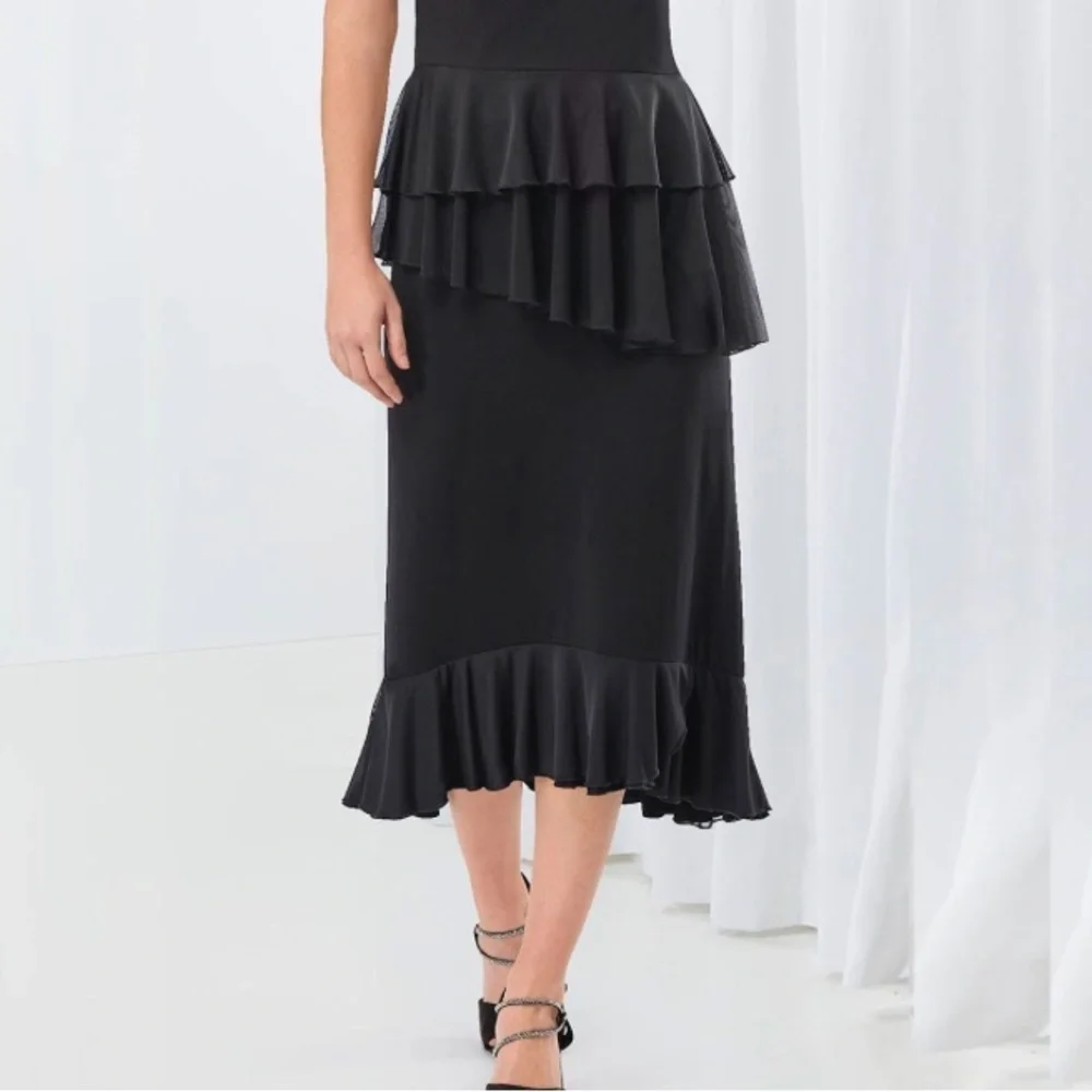 NWOT the pyramid collection Mesh Ruffle Knit Skirt